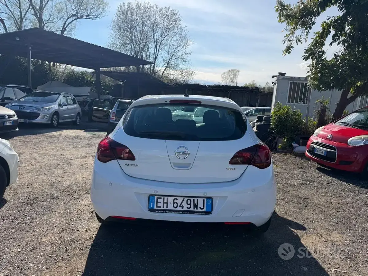 Käytetty Opel Astra Cosmo 110 HP (80 kW) 2011 Valkoinen Sedan