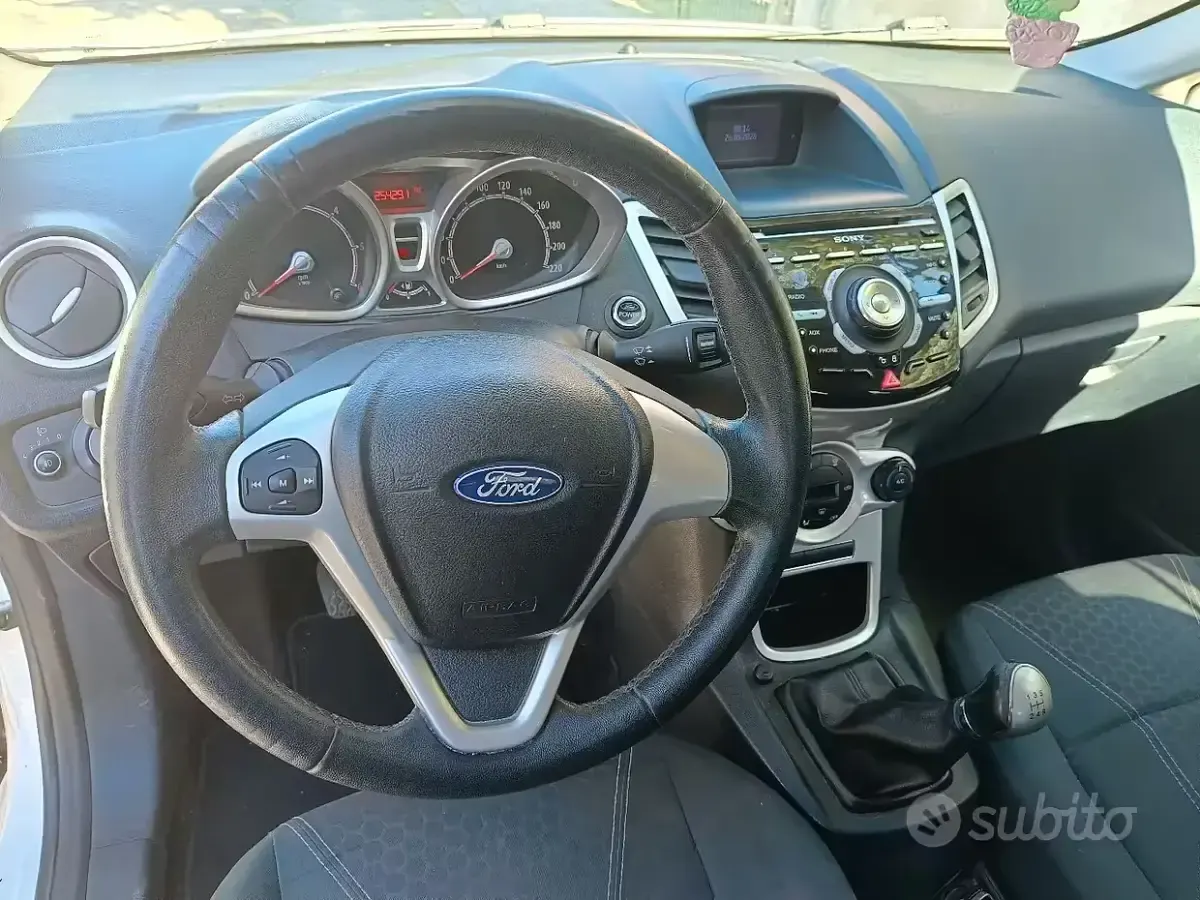 Second-hand Ford Fiesta 70 CP (51 kW) 2012 Alb Berlinǎ