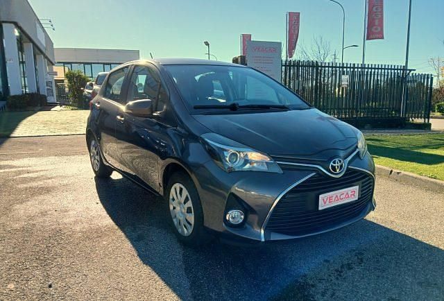Usata Toyota Yaris Active 69 CV (50 kW) 2015 Grigio Berlina