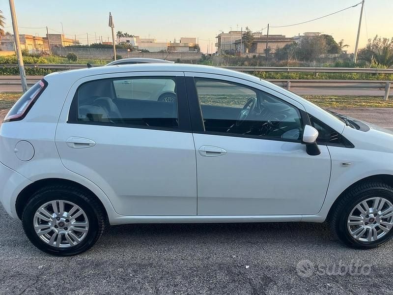 Usata Fiat Grande Punto Easy 69 CV (50 kW) 2012 Bianco Utilitaria