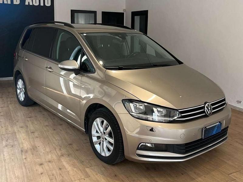 Käytetty VW Touran Highline 116 HP (85 kW) 2018 Ruskea Tila-auto