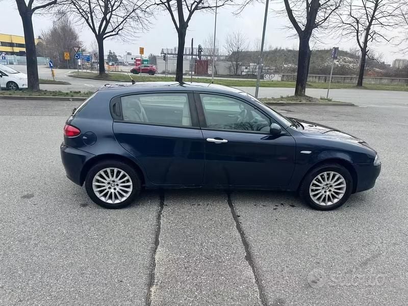 Usata Alfa Romeo 147 120 CV (88 kW) 2007 Blu Utilitaria