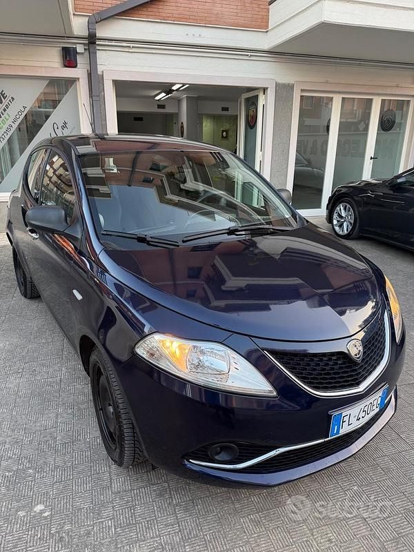Usata Lancia Ypsilon Silver 69 CV (50 kW) 2017 Blu Utilitaria
