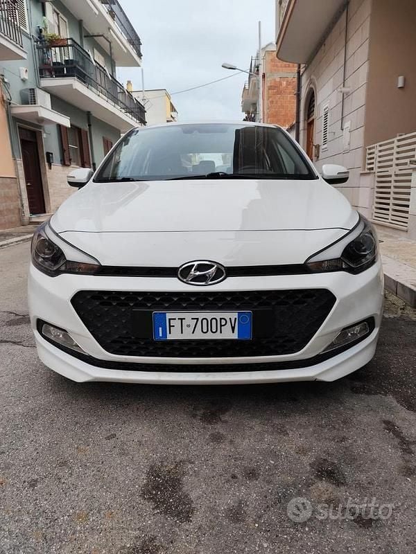 Bianco Usata 2018 Hyundai i20 Comfort Due volumi | 10.000 € (Buon prezzo) - Immagine 1/4