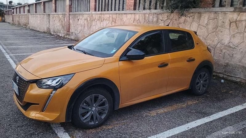 Oro Usata 2022 Peugeot e-208 Active Utilitaria | 11.990 € (Super prezzo) - Immagine 1/4
