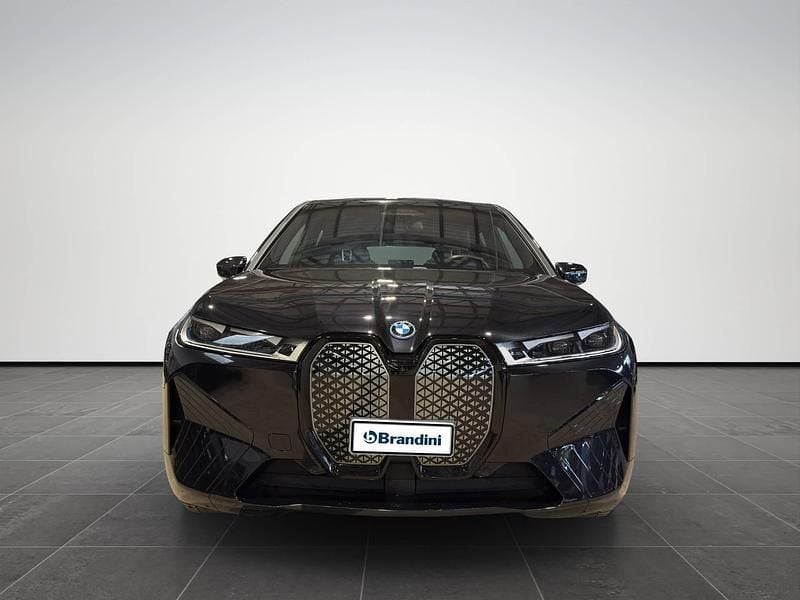 Usata BMW iX Comfort Edition 384 kW (523 CV) 2023 Black sapphire met. SUV