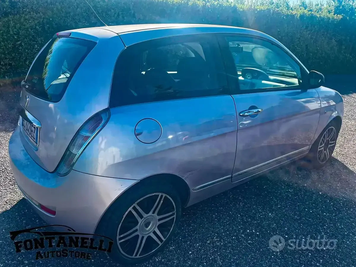 Usata Lancia Ypsilon 60 CV (44 kW) 2010 Viola Utilitaria