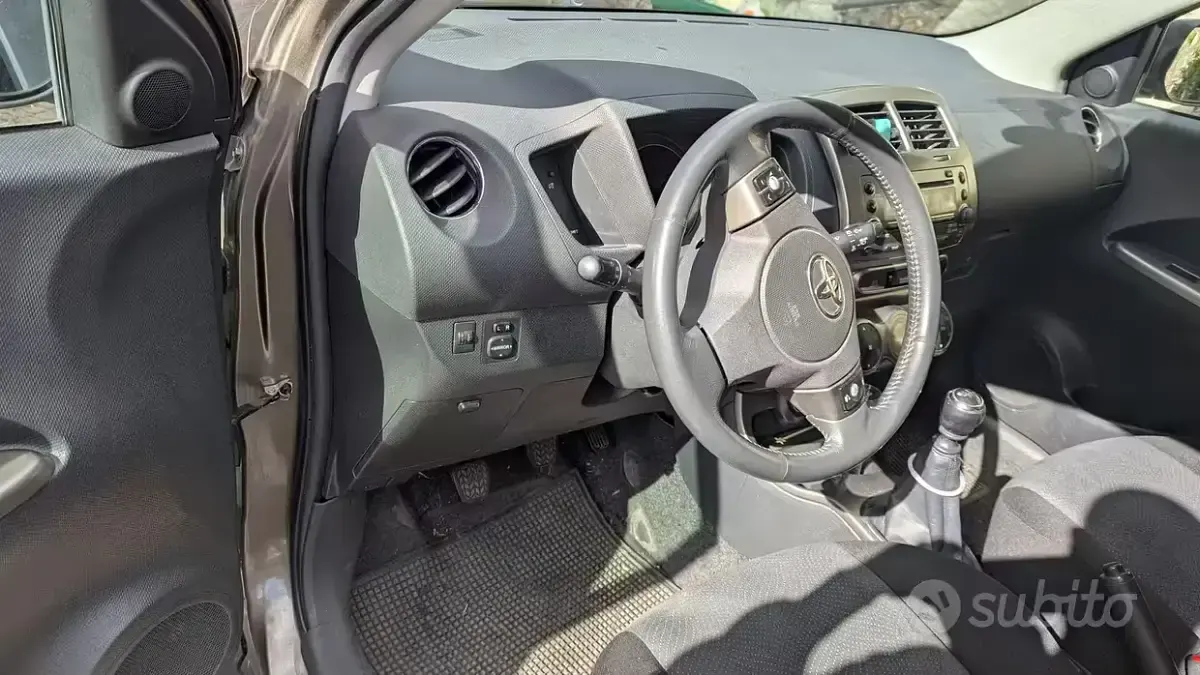 Usata Toyota Urban Cruiser 90 CV (66 kW) 2012 Grigio Utilitaria
