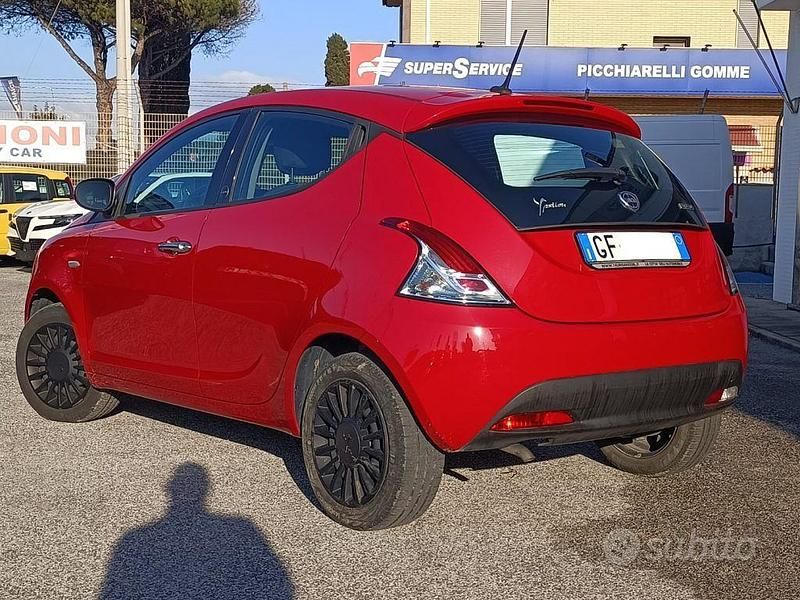 Usata Lancia Ypsilon Silver 69 CV (50 kW) 2021 Rosso Utilitaria