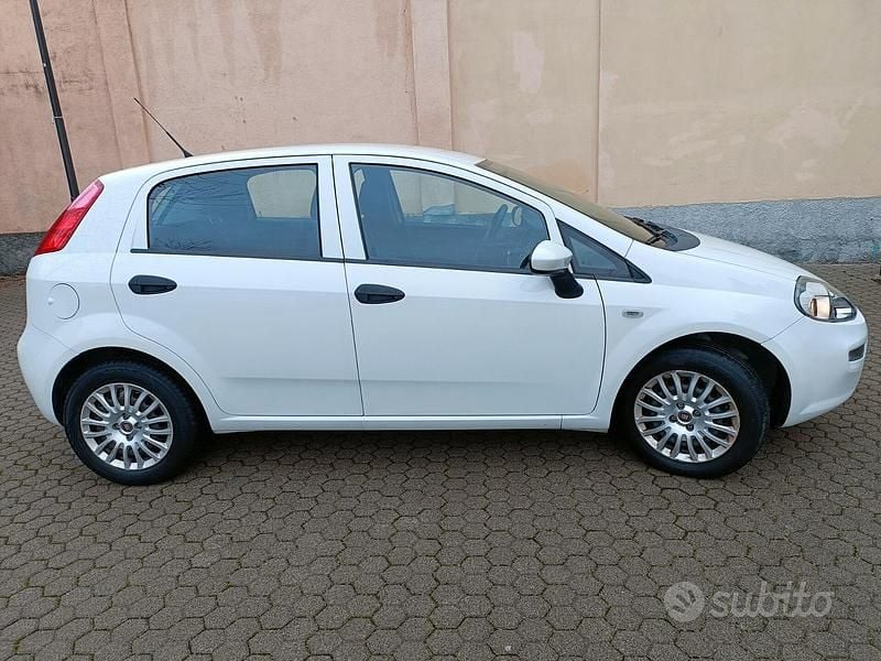 Usata Fiat Punto Street 77 CV (56 kW) 2016 Bianco Utilitaria