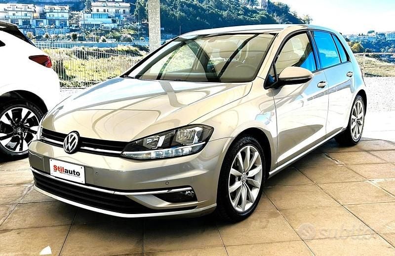 Grigio Usata 2017 VW Golf Highline Tre volumi | 13.890 € (Buon prezzo) - Immagine 1/3