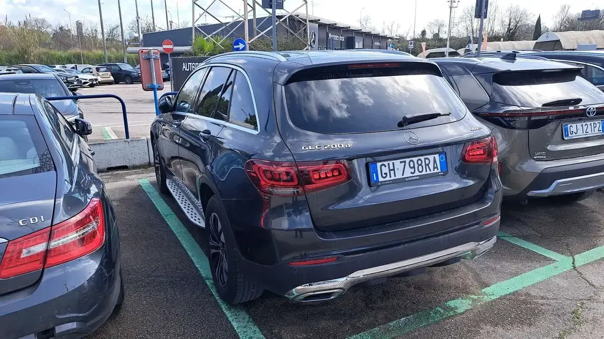 Usata Mercedes GLC200 163 CV (119 kW) 2022 Grigio SUV