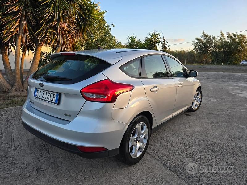Usata Ford Focus 100 CV (73 kW) 2015 Grigio Berlina