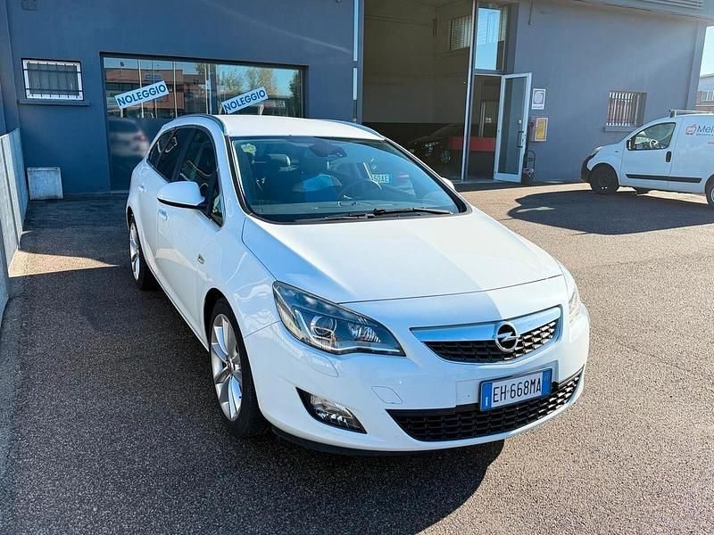 Bianco Usata 2011 Opel Astra Cosmo Tre volumi | 3000 € (Ottimo prezzo) - Immagine 1/4
