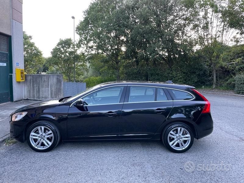 Usata Volvo V60 Momentum 115 CV (84 kW) 2013 Nero Station wagon
