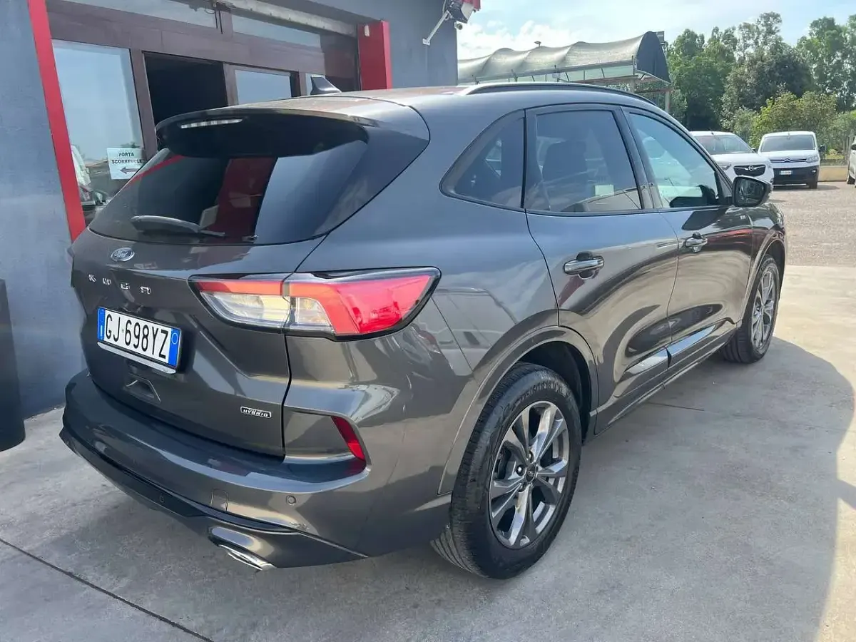 Usata Ford Kuga ST-Line 152 CV (111 kW) 2022 Grigio SUV