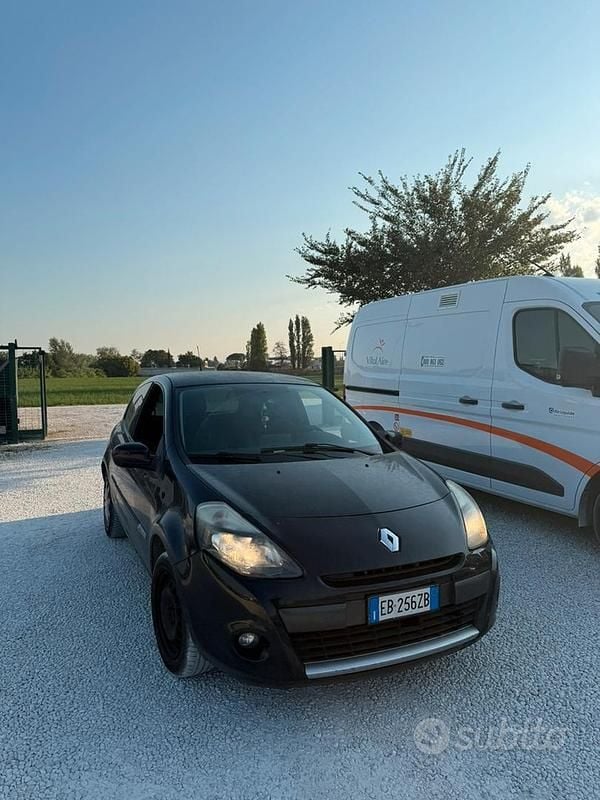 Nero Usata 2010 Renault Clio II Due volumi | 1800 € (Ottimo prezzo) - Immagine 1/4