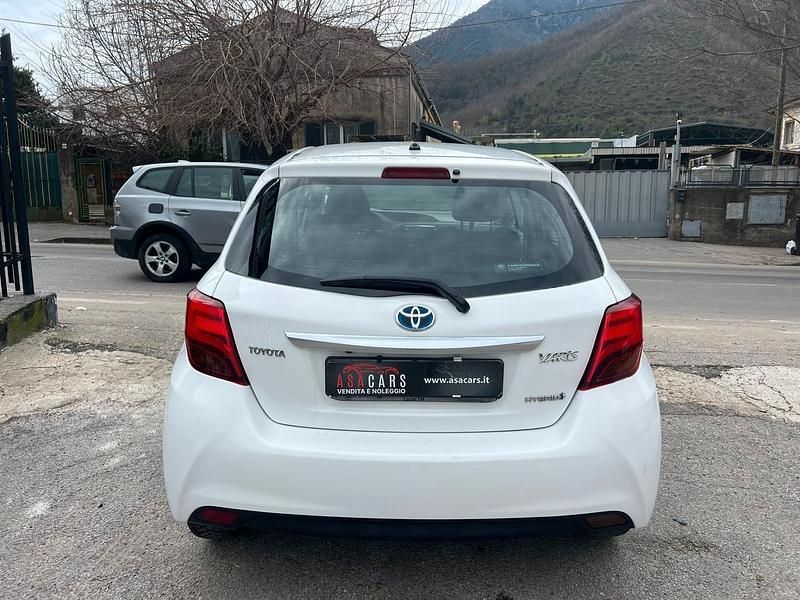 Usata Toyota Yaris Hybrid Active 74 CV (54 kW) 2015 Bianco Berlina