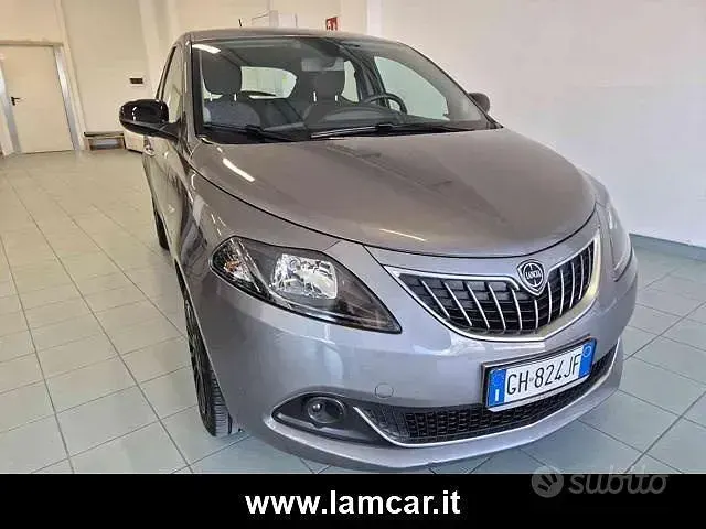 Usata Lancia Ypsilon Silver 69 CV (50 kW) 2021 Grigio scuro Utilitaria