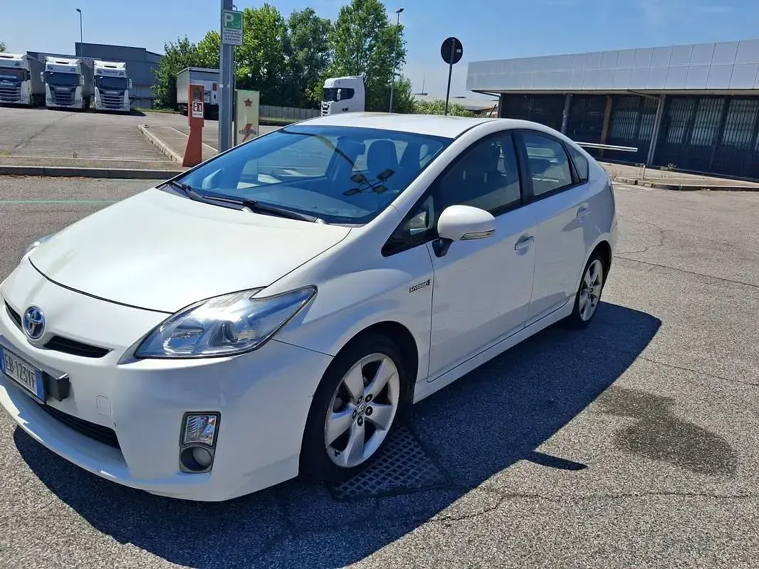 Usata Toyota Prius Active 99 CV (72 kW) 2010 Bianco Utilitaria
