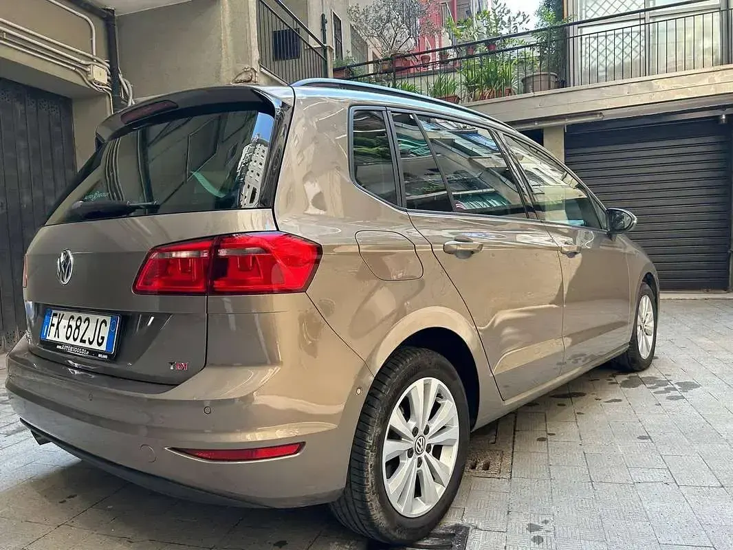 Usata VW Golf Sportsvan Comfortline 116 CV (85 kW) 2017 Oro Monovolume
