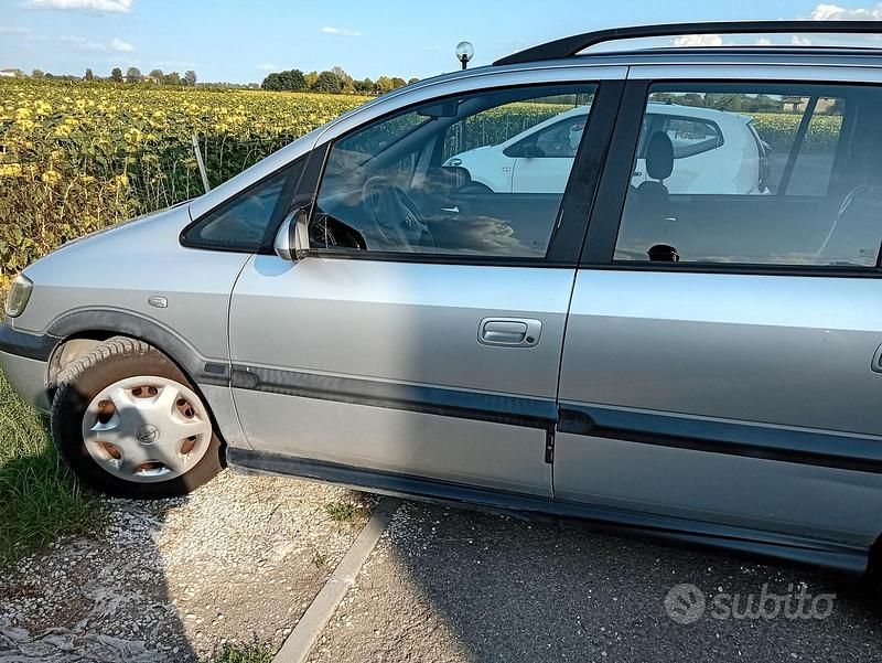 Grigio Usata 2005 Opel Zafira Monovolume | 2100 € (Buon prezzo) - Immagine 1/4