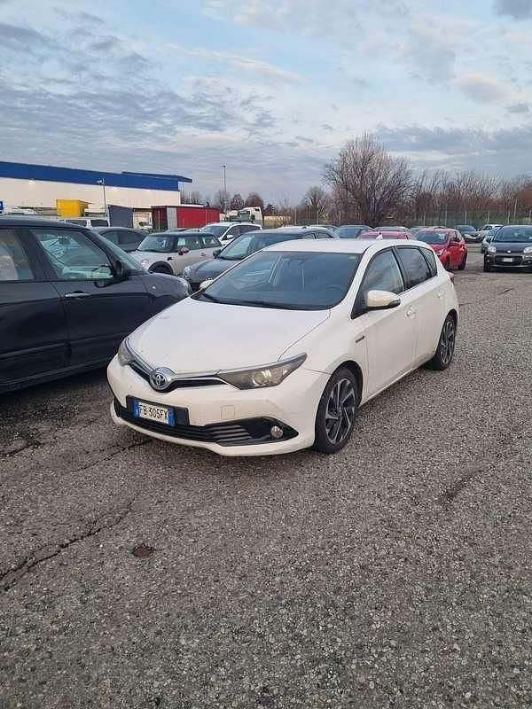 Usata Toyota Auris Hybrid Lounge 99 CV (72 kW) 2015 Berlina