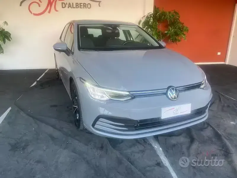 Usata VW Golf VIII Life 110 CV (80 kW) 2020 Grigio Berlina