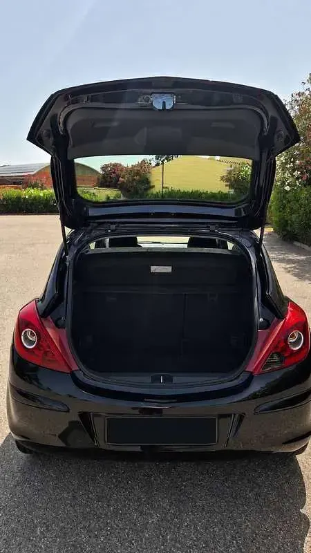 Usata Opel Corsa Edition 86 CV (63 kW) 2010 Nero Utilitaria