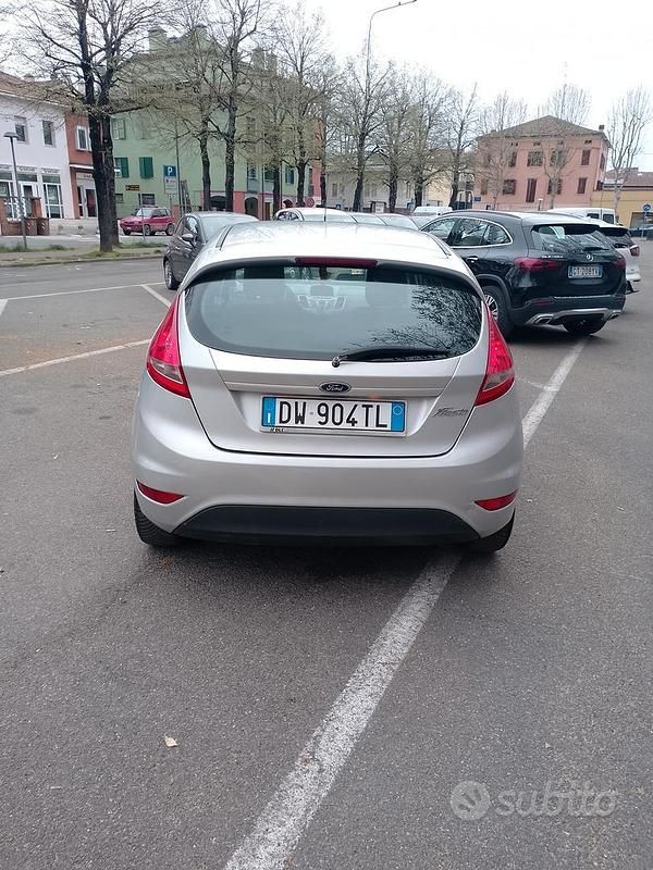 Usata Ford Fiesta Titanium 82 CV (60 kW) 2009 Grigio Utilitaria