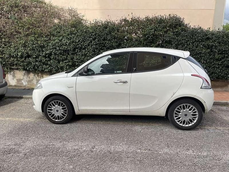 Usata Lancia Ypsilon Silver 69 CV (50 kW) 2016 Utilitaria