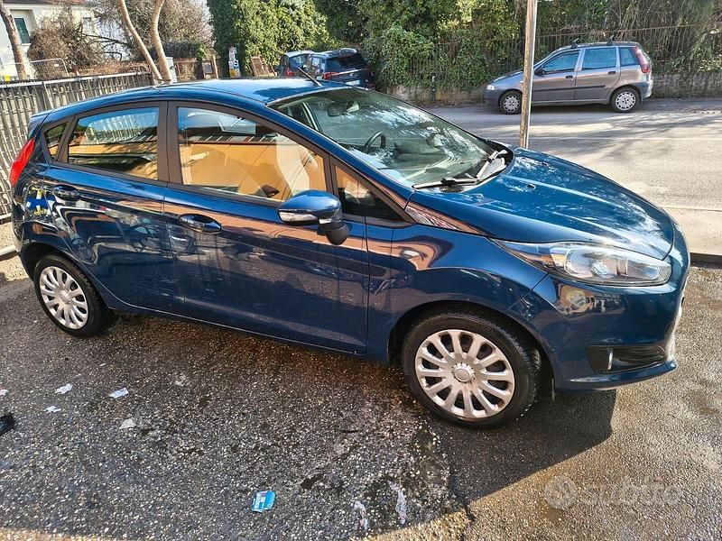 Usata Ford Fiesta 92 CV (67 kW) 2015 Blu Berlina