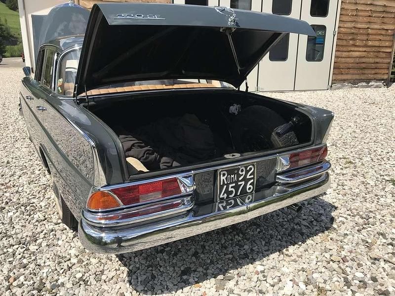 Usata Mercedes 220 120 CV (88 kW) 1962 Grigio Berlina