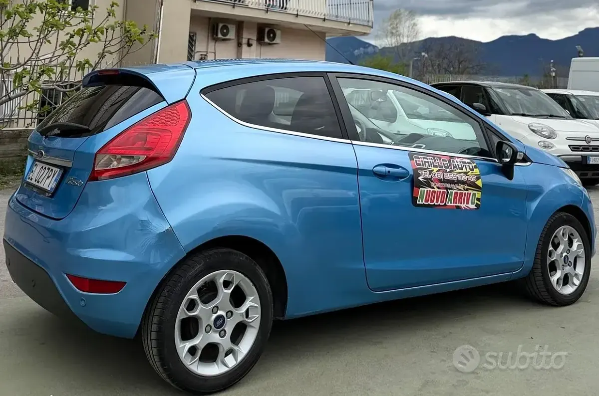 Usata Ford Fiesta 70 CV (51 kW) 2012 Blu Berlina