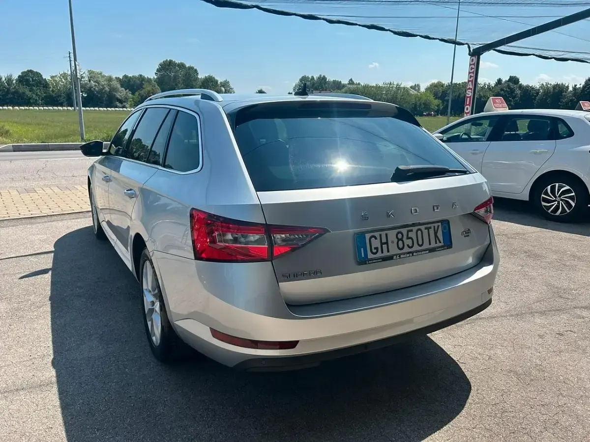 Usata Skoda Superb 150 CV (110 kW) 2022 Argento Station wagon
