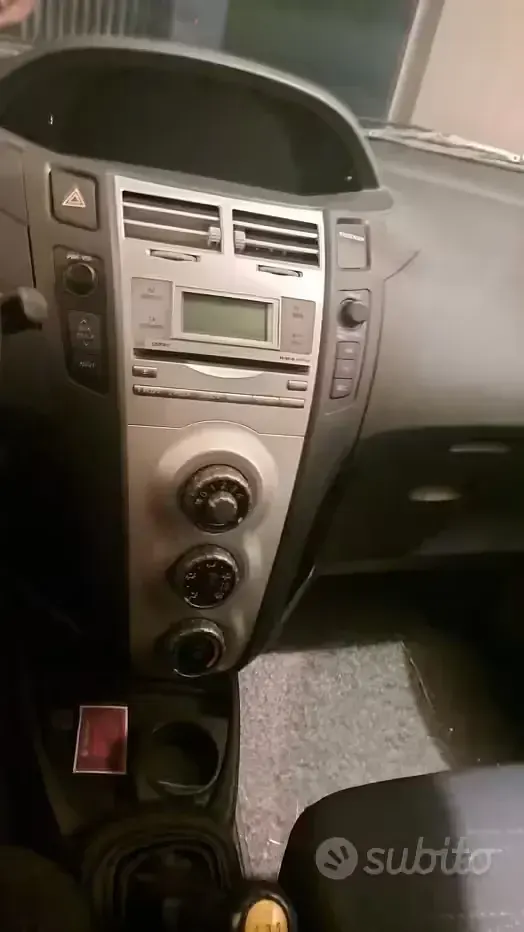 Usata Toyota Yaris 69 CV (50 kW) 2007 Grigio Utilitaria
