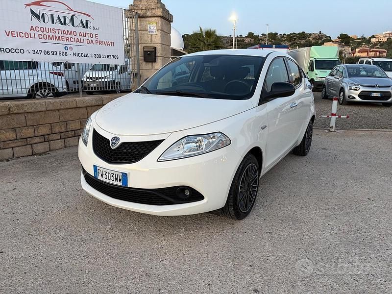 Usado Lancia Ypsilon Gold 69 HP (50 kW) 2019 Branco Citadino