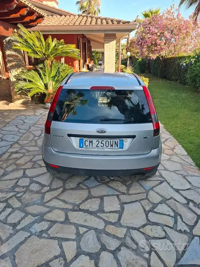 Usata Ford Fiesta Ghia 68 CV (50 kW) 2004 Grigio Utilitaria