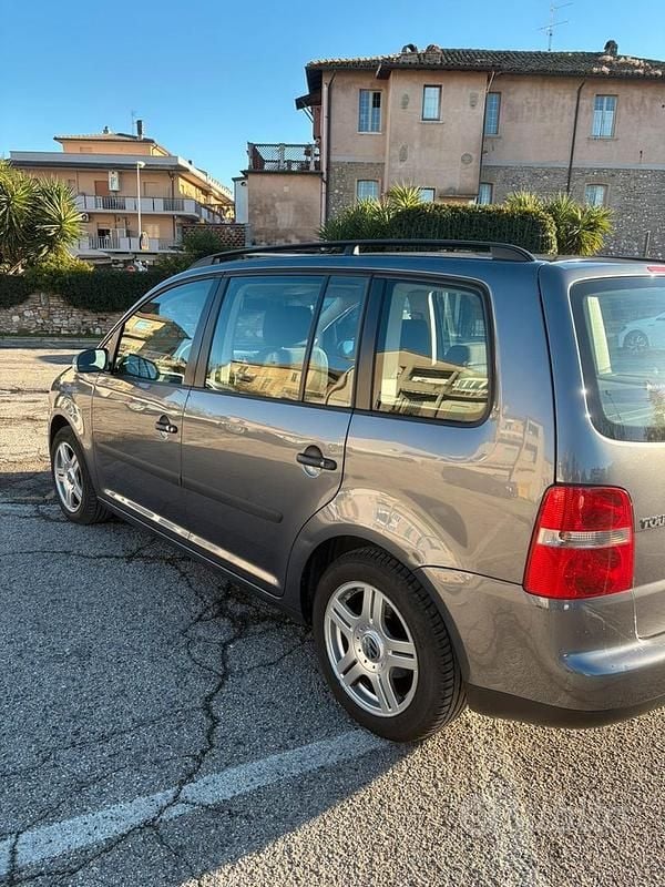 Grigio Usata 2004 VW Touran Monovolume | 2500 € (Buon prezzo) - Immagine 1/4