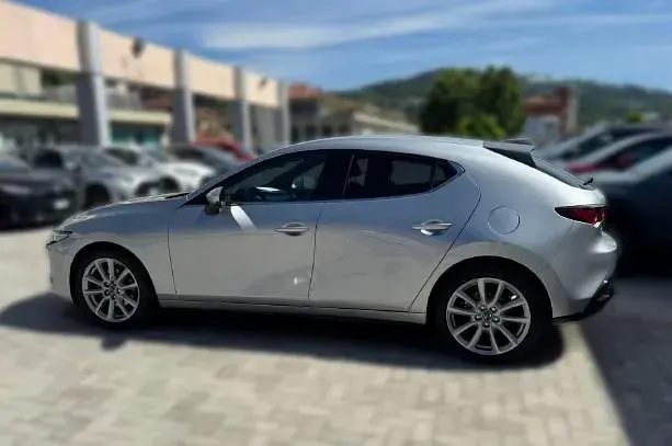 Usata Mazda 3 122 CV (89 kW) 2023 Argento metallizzato Berlina