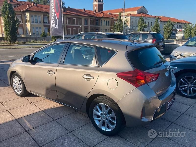 Usata Toyota Auris Lounge 90 CV (66 kW) 2014 Grigio Berlina