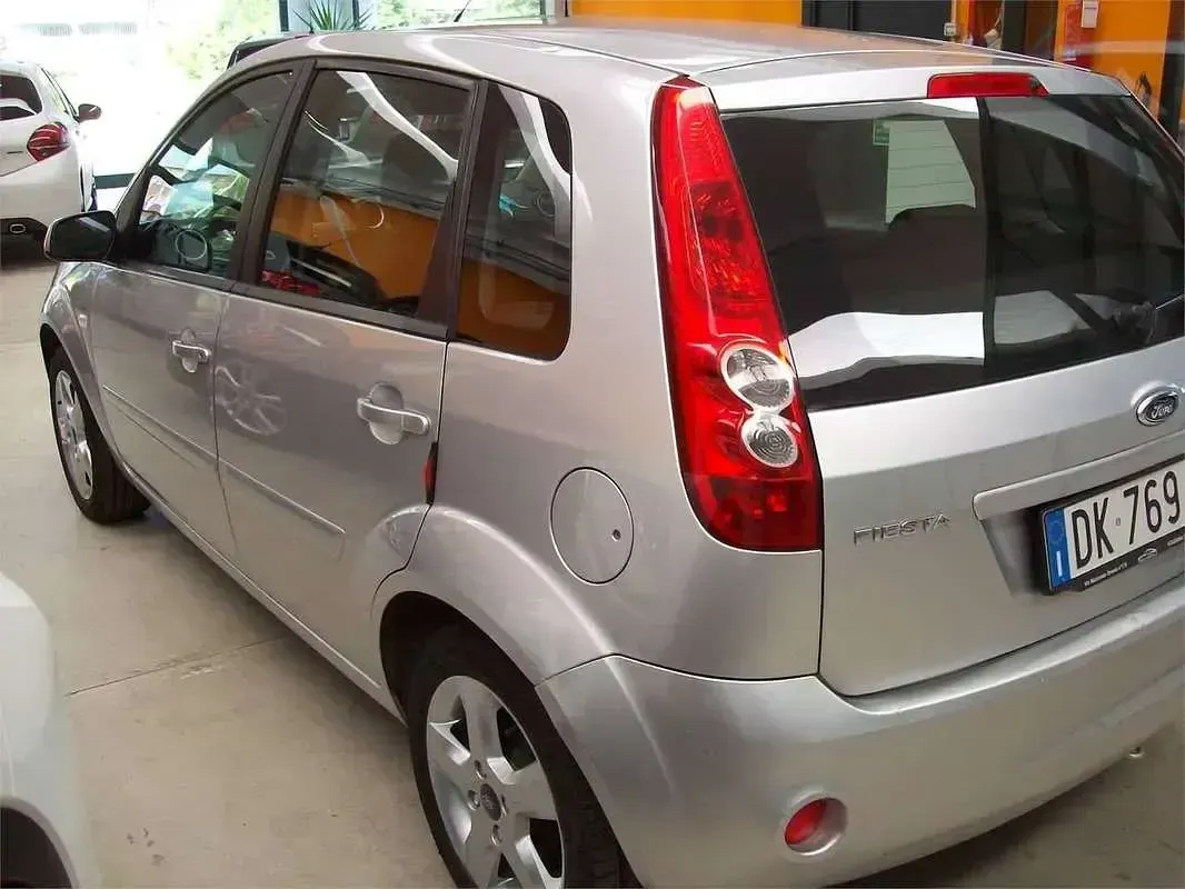 Usata Ford Fiesta Titanium 68 CV (50 kW) 2007 Argento Utilitaria