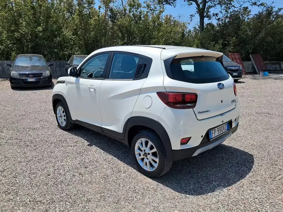 Usata Mahindra KUV100 83 CV (61 kW) 2018 Bianco SUV