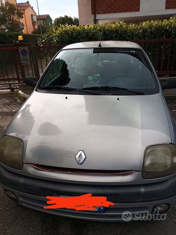 Usata Renault Clio II 54 CV (39 kW) 2000 Grigio