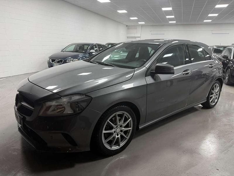 Grigio Usata 2016 Mercedes A180 Premium Tre volumi | 8900 € (Super prezzo) - Immagine 1/4