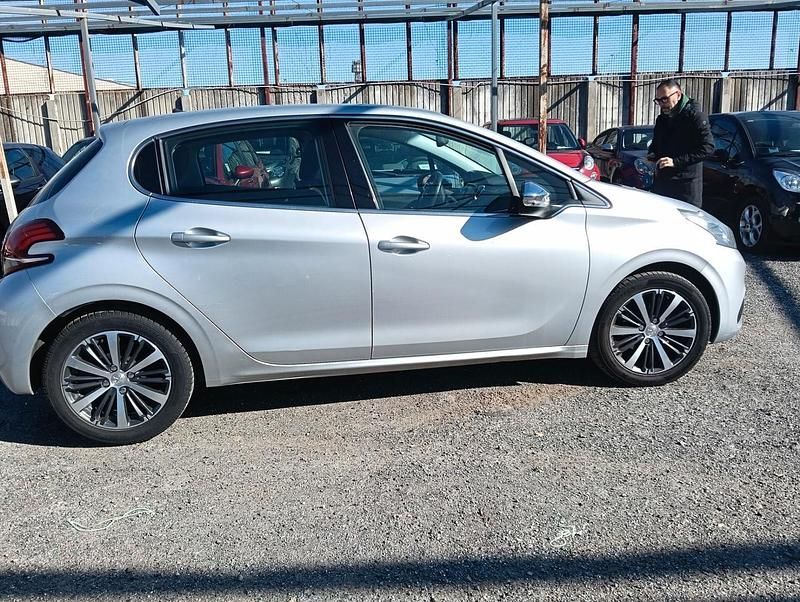 Usata Peugeot 208 Allure 81 CV (59 kW) 2017 Argento Utilitaria