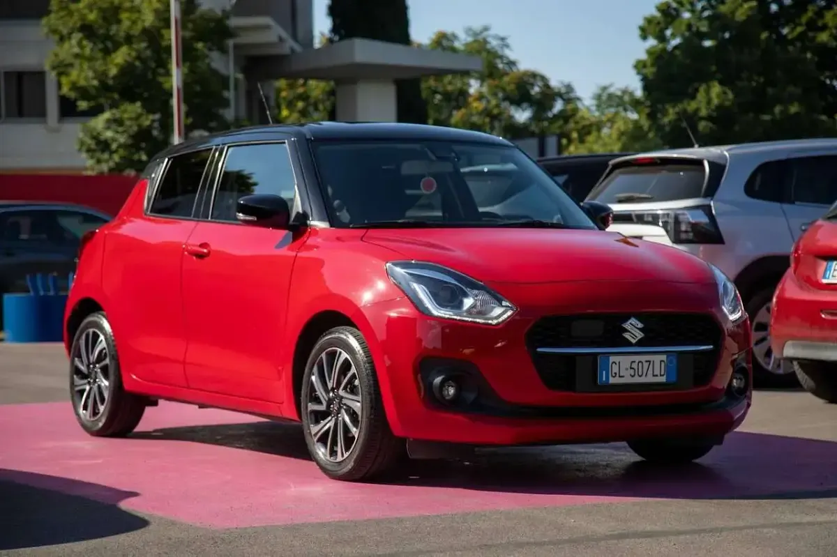 Usata Suzuki Swift 83 CV (61 kW) 2023 Rosso Utilitaria