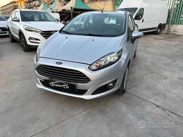 Grigio Usata 2014 Ford Fiesta Titanium Tre volumi | 4599 € (Ottimo prezzo) - Immagine 1/4