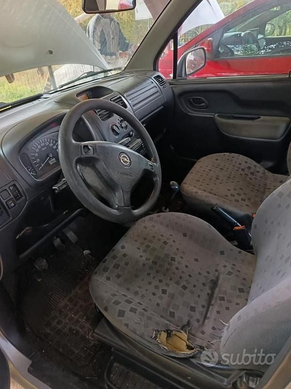 Usata Opel Agila 58 CV (42 kW) 2002 Grigio Utilitaria
