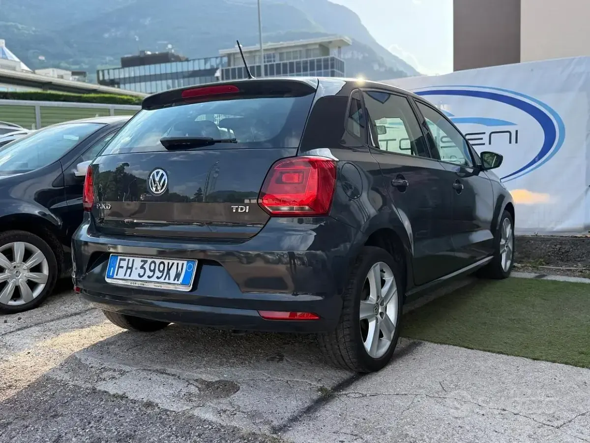 Usata VW Polo Trendline 75 CV (55 kW) 2017 Grigio Berlina